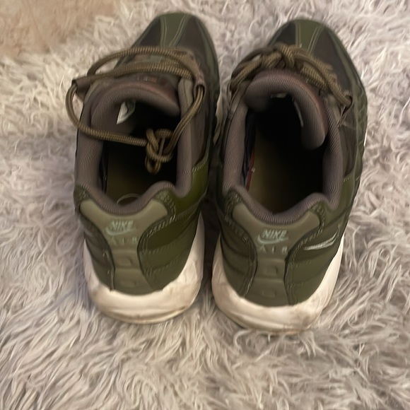 Nike Air Max 95 Green. Size 9 in women’s - Picture 2 of 3